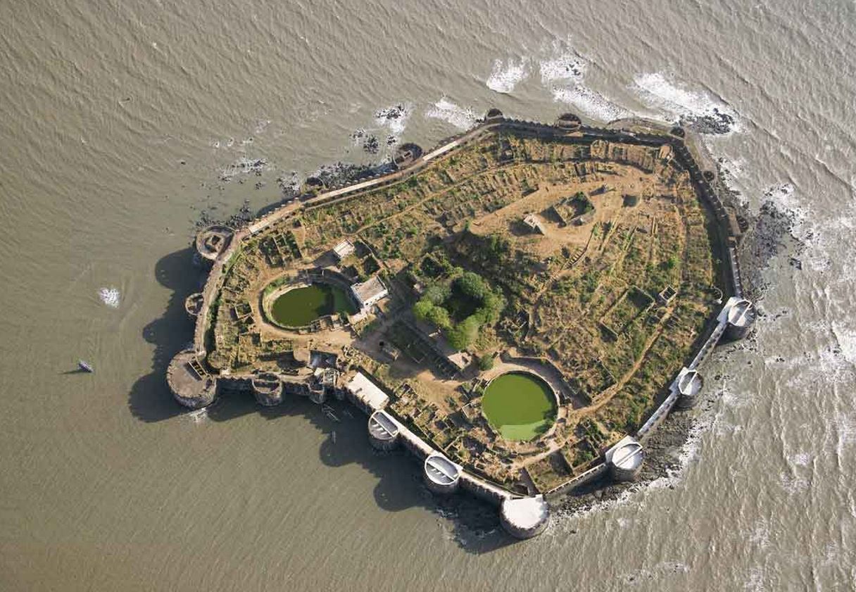 Fort world. Форт Джанджира. Форт Муруд-Джанджира, Индия. Остров-крепость Муруд-Джанджира. Форт Джанджира Индия площадь.