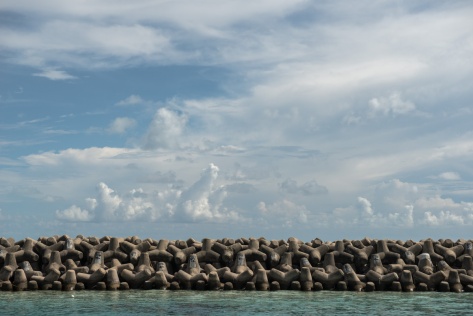 Wall to protect Malé from waves erosion.